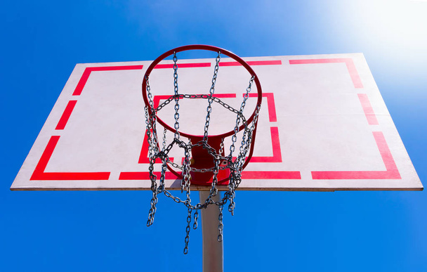 Cerceau de basket extérieur avec ciel bleu
 - Photo, image