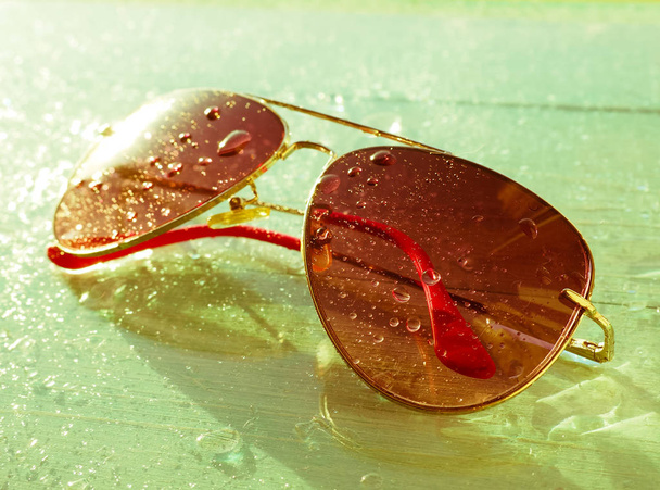 Mavi arkaplanda pembe güneş gözlüğü - Fotoğraf, Görsel