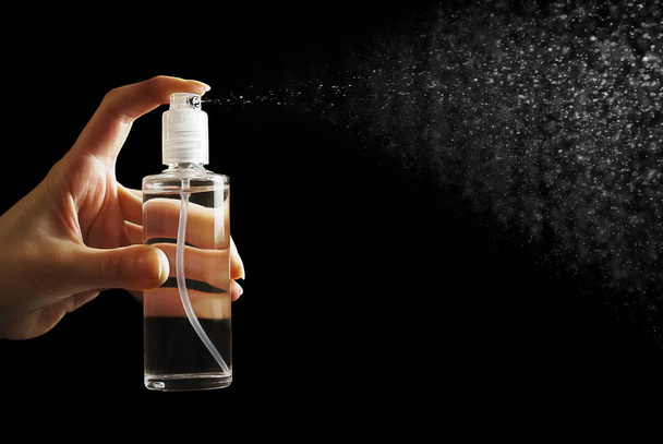 Kobiece ręki trzymającej butelki kosmetyczne spray - Zdjęcie, obraz