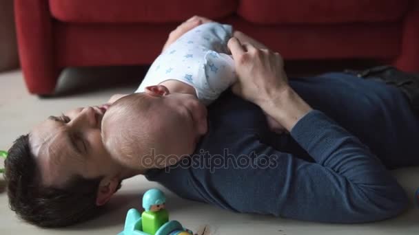 Little child with tender hands on mans shoulder - Πλάνα, βίντεο