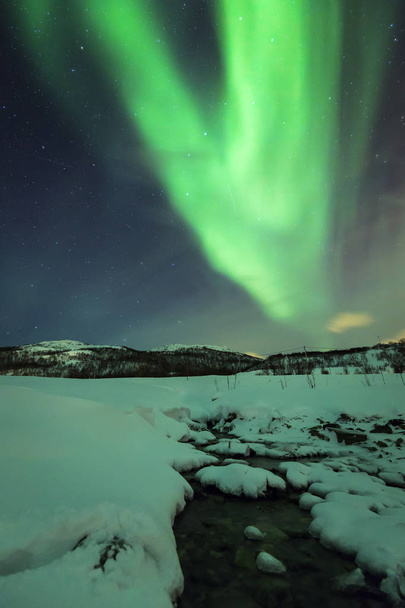 Nordlichter Polarlichter in der Nacht über einem Wasserstrom - Foto, Bild