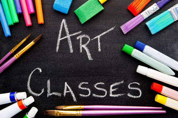 Kunst klassen handgeschreven op schoolbord met art apparatuur - Foto, afbeelding