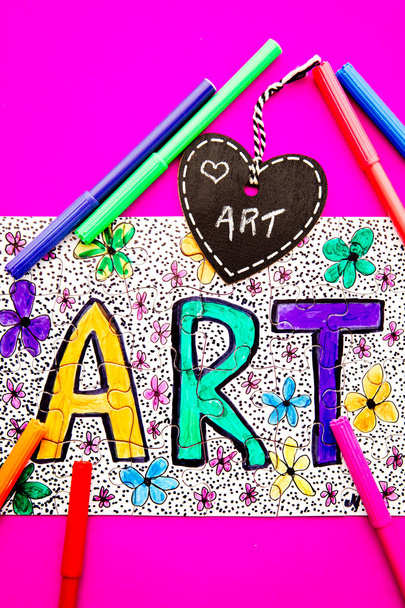 Art Jigsaw - dessiné à la main en stylo coloré sur puzzle avec tableau noir en forme de coeur
 - Photo, image