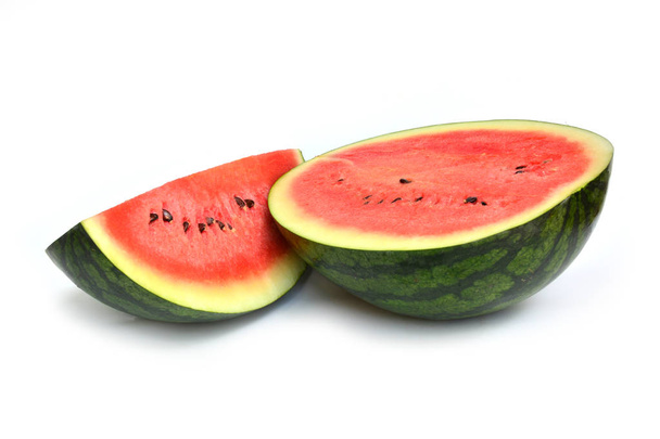 Hälfte und Scheiben frischer Wassermelone isoliert auf weißem Hintergrund - Foto, Bild
