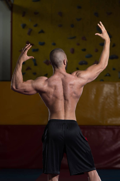 Handsome Muscular Man Flexing Muscles In Gym - Fotoğraf, Görsel