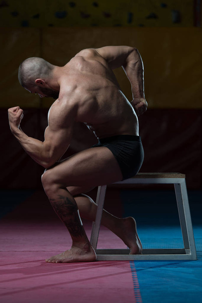 Male Body Builder Showing His Body - Foto, Imagen