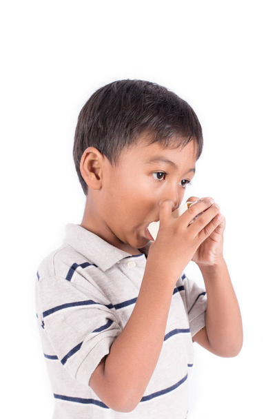 Asiatique petit garçon à l'aide d'un inhalateur d'asthme
 - Photo, image