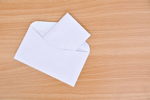 Beyaz zarf posta ile alay etmek yukarıya belgili tanımlık beyaz kağıt - Fotoğraf, Görsel