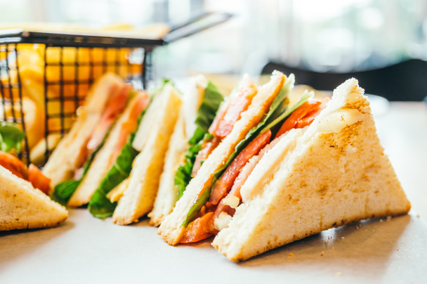Курячий бутерброд і овочі
 - Фото, зображення