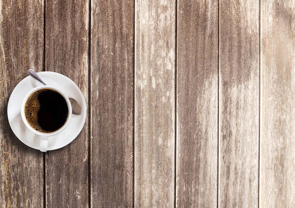 filiżanka kawy na drewnianym tle stołu - Zdjęcie, obraz