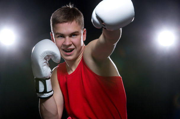 Fiatal bokszoló piros formában - Fotó, kép
