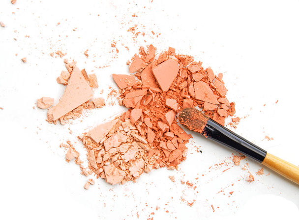 Crushed face powder with brush for background - Φωτογραφία, εικόνα