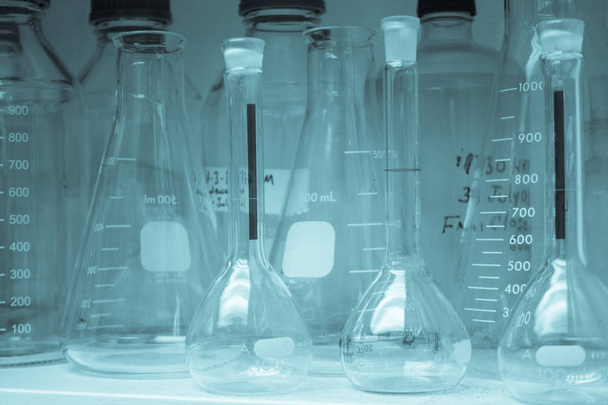 Laboratorní sklo nebo kádinky v chladné a vintage tón zásobníku na police, vědecký výzkum, věda koncept - Fotografie, Obrázek