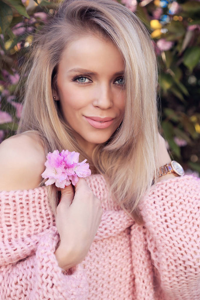 beautiful sexy woman with blond hair posing in summer blossom ga - Фото, зображення