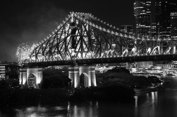 Historia mostu w Brisbane. Czarno-białe - Zdjęcie, obraz