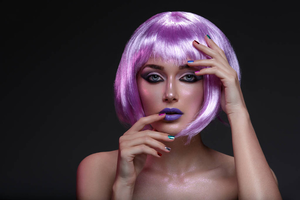 Красивая девушка в фиолетовом парике
 - Фото, изображение