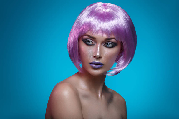 Piękna dziewczyna w fioletową perukę - Zdjęcie, obraz