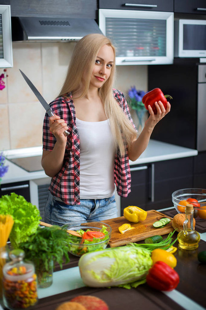 Nő főzés a konyhaasztalnál saláta - Fotó, kép