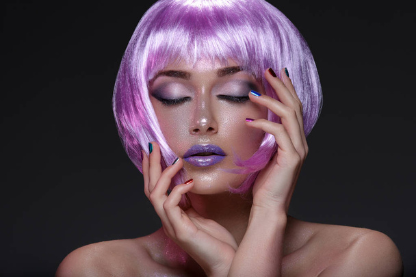 Belle fille en perruque violette
 - Photo, image