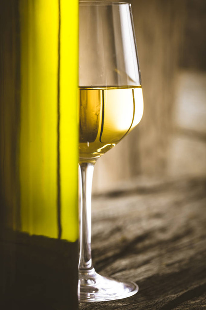 Wine on wood - Фото, зображення