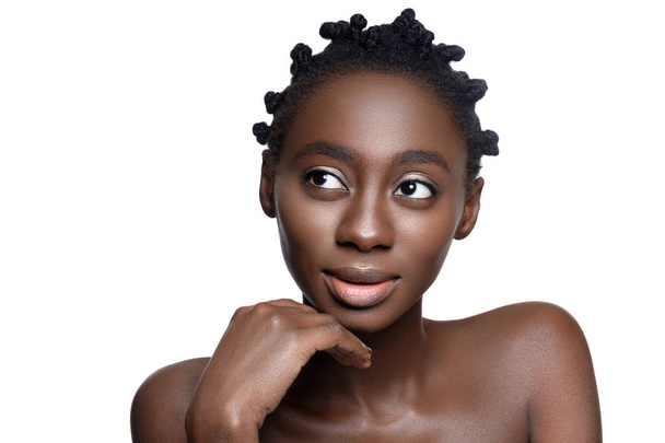 schöne schwarze Mädchen berühren Gesicht - Foto, Bild