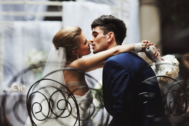 Moment vor einem Kuss zwischen verführerischem Hochzeitspaar - Foto, Bild