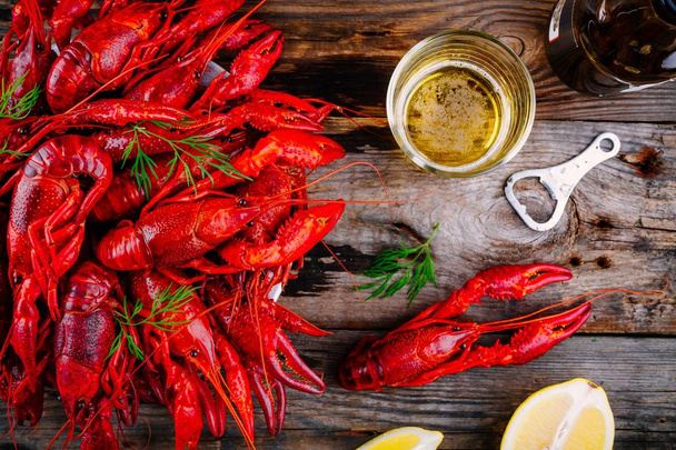 Boiled crayfish with dill and beer  - Foto, Bild