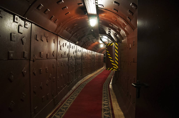 Moskwa: tunel w bunkrze-42, anty-nuklearnych podziemnej fabryce zbudowany w 1956 roku jako stanowisko dowodzenia, strategicznych sił jądrowych z ZSRR o głębokości 65 metrów pod placem Taganka - Zdjęcie, obraz