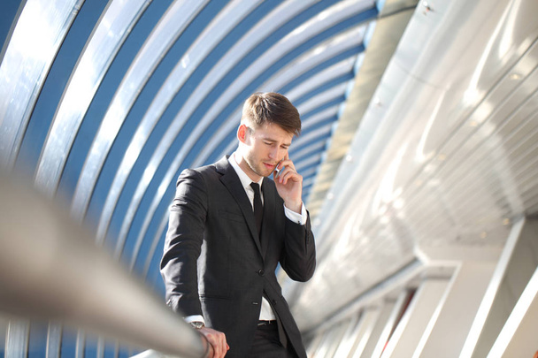 Businessman talking on phone - Foto, Imagem