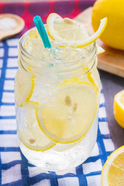jugo de limonada, bebida sabrosa
  - Foto, imagen