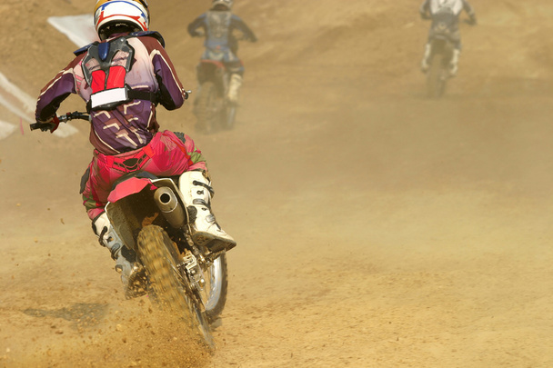 Motocross bicicleta aumentar a velocidade na pista
 - Foto, Imagem