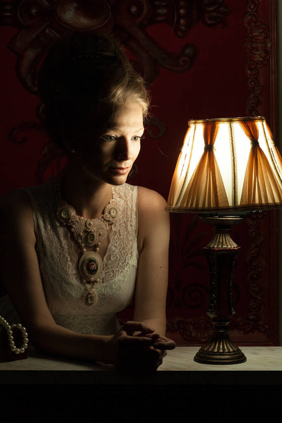 Beautiful woman in victorian dress and interior - Fotografie, Obrázek