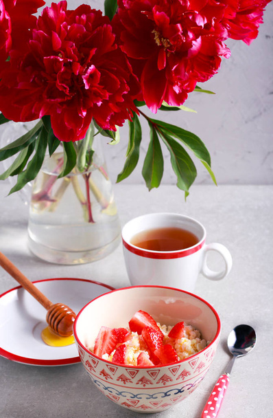 Cottage cheese with honey and strawberry  - Zdjęcie, obraz