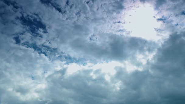 白いふくらんでいる雲が鮮やかな青い空を横切って移動します。 - 映像、動画