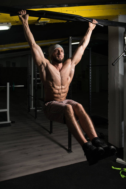 Bodybuilder Doing Pull Ups Best Back Exercises - Foto, immagini