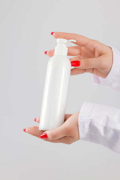 Hand hold blank white tube mock up isolated empty cream bottle m - Фото, изображение