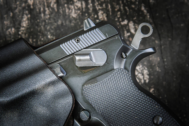semi-automatisch pistool in de holster - Foto, afbeelding