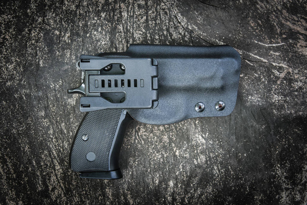 pistola semiautomatica in fondina
 - Foto, immagini