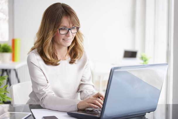 businesswoman working on  laptop - Photo, image