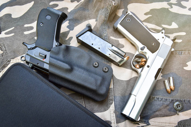 armes de poing et sac sur pantalon de soldat camouflage
 - Photo, image