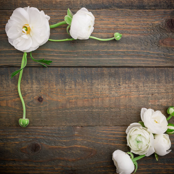  fleurs blanches sur fond en bois - Photo, image