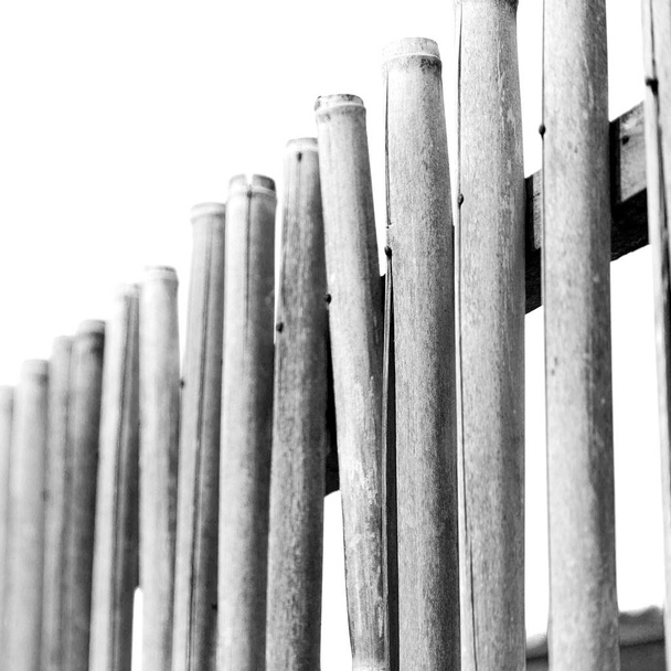 自然な塀の曇り空多く竹の棒で - 写真・画像