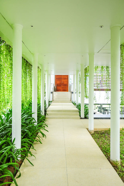 corredor abierto de estilo contemporáneo
 - Foto, Imagen