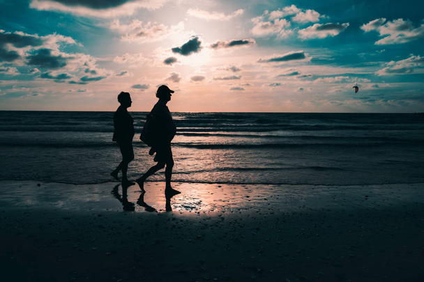 Paar zu Fuß Sonnenuntergang Zeit - Foto, Bild