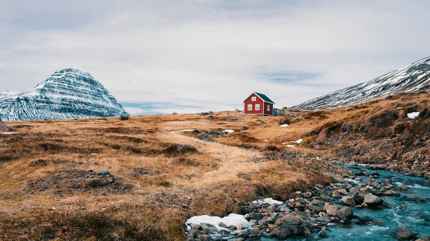 Casa de fiordos solitarios
 - Foto, Imagen