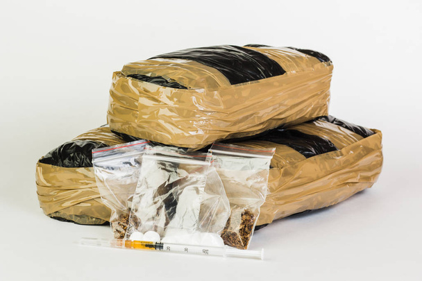 Beyaz arka plan üzerinde izole uyuşturucu paketleri - Fotoğraf, Görsel