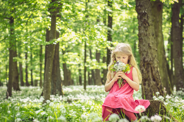 Meisje in het bos - Foto, afbeelding