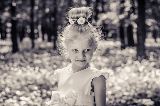 Kleines Mädchen im Wald - Foto, Bild