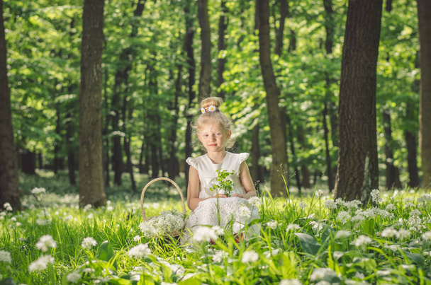 schöne kleine Dame im Wald - Foto, Bild