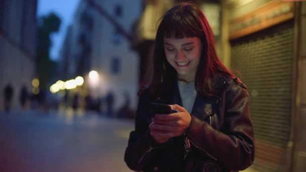 People use phone on night street - Materiał filmowy, wideo
